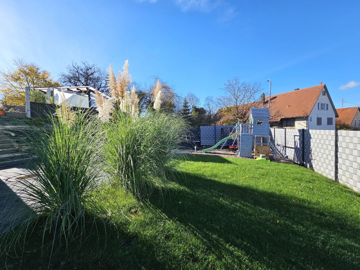 Hoffläche Spielplatz Rasen