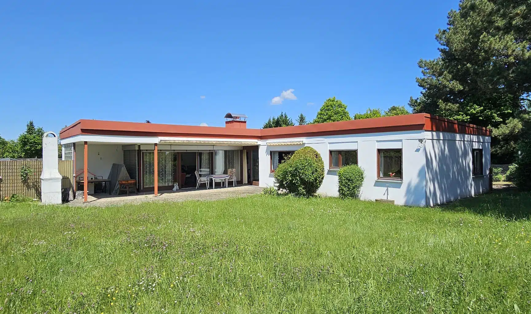 Winkelbungalow mit großem Garten in ruhiger Höhenlage