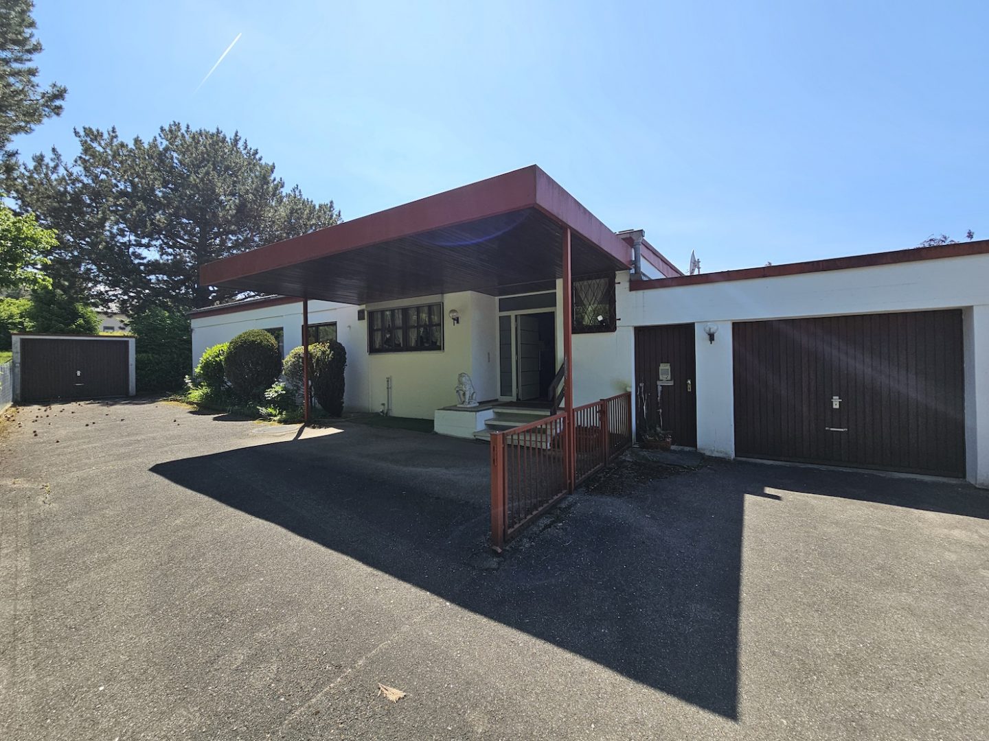 Winkelbungalow mit großem Garten in ruhiger Höhenlage