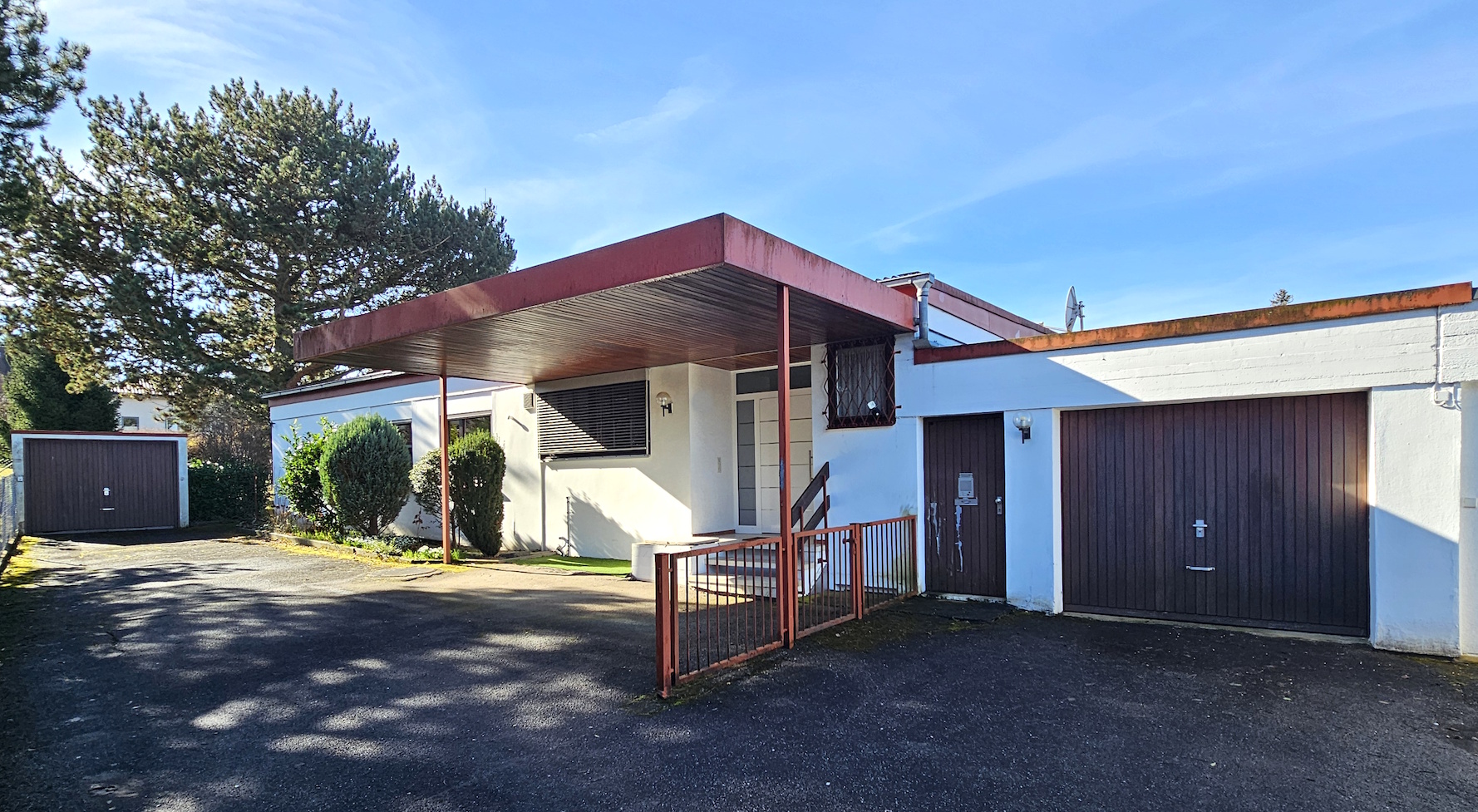 Winkelbungalow mit großem Garten in ruhiger Höhenlage