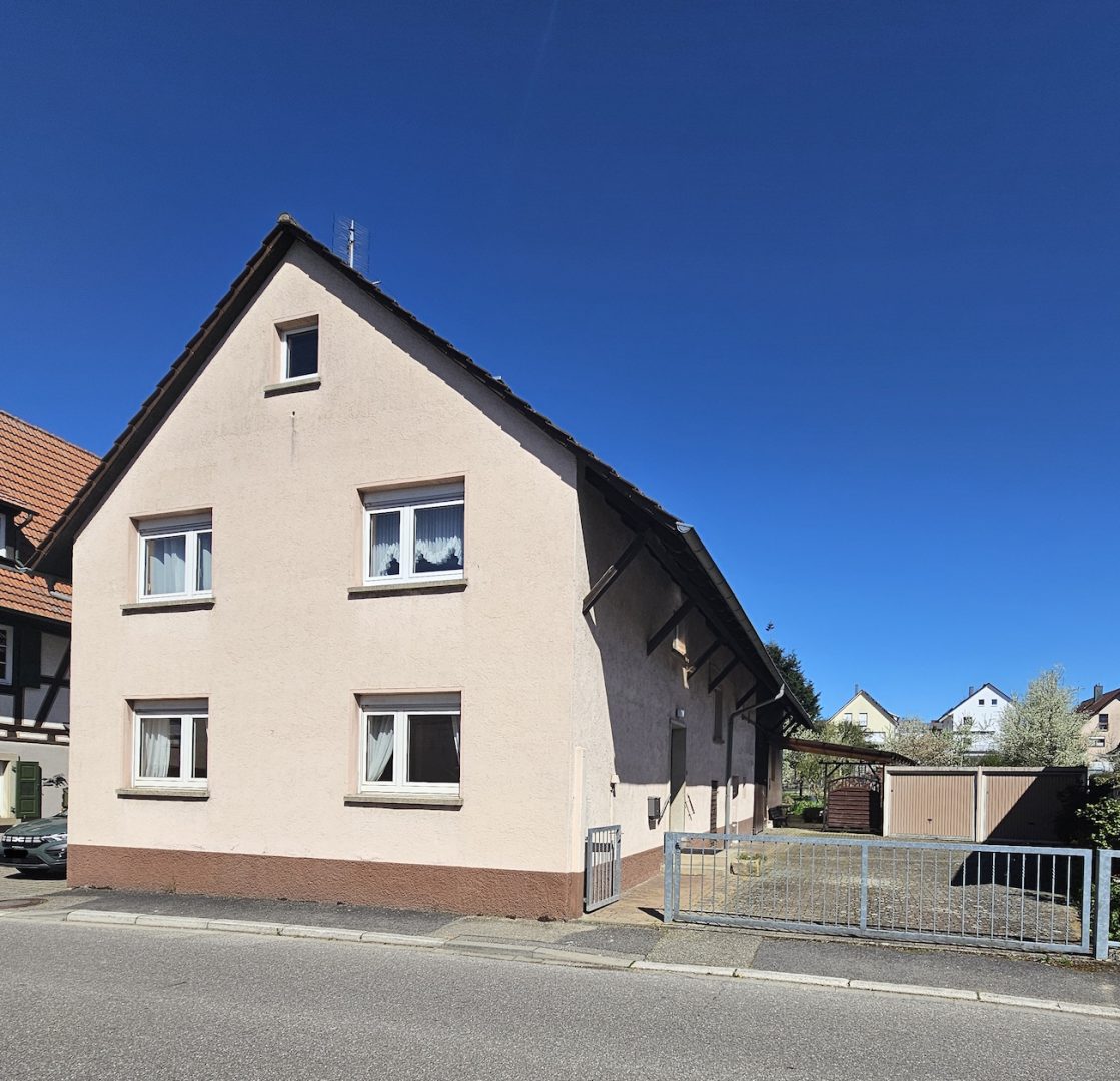 Einfamilienhaus mit Scheune, großem Hof und Garten