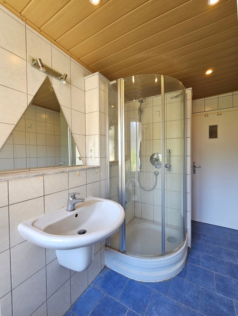 Badezimmer 2. Obergeschoss rechts (2)
