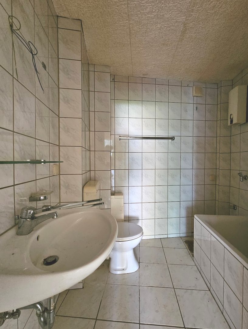 Badezimmer Erdgeschoss links