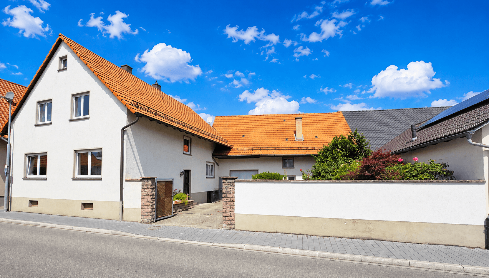 Solides 1-2-Familienhaus mit vielseitig nutzbarem Nebengebäude und schönem Innenhof