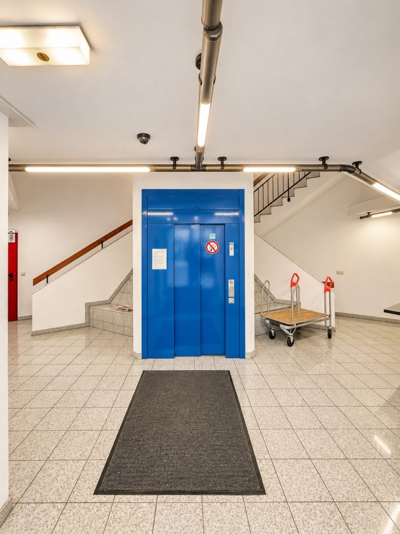 Eingang_Lift_Treppenhaus