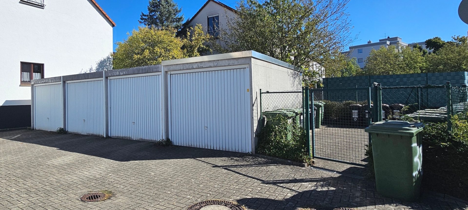 Garagen und Mülltonnenplatz