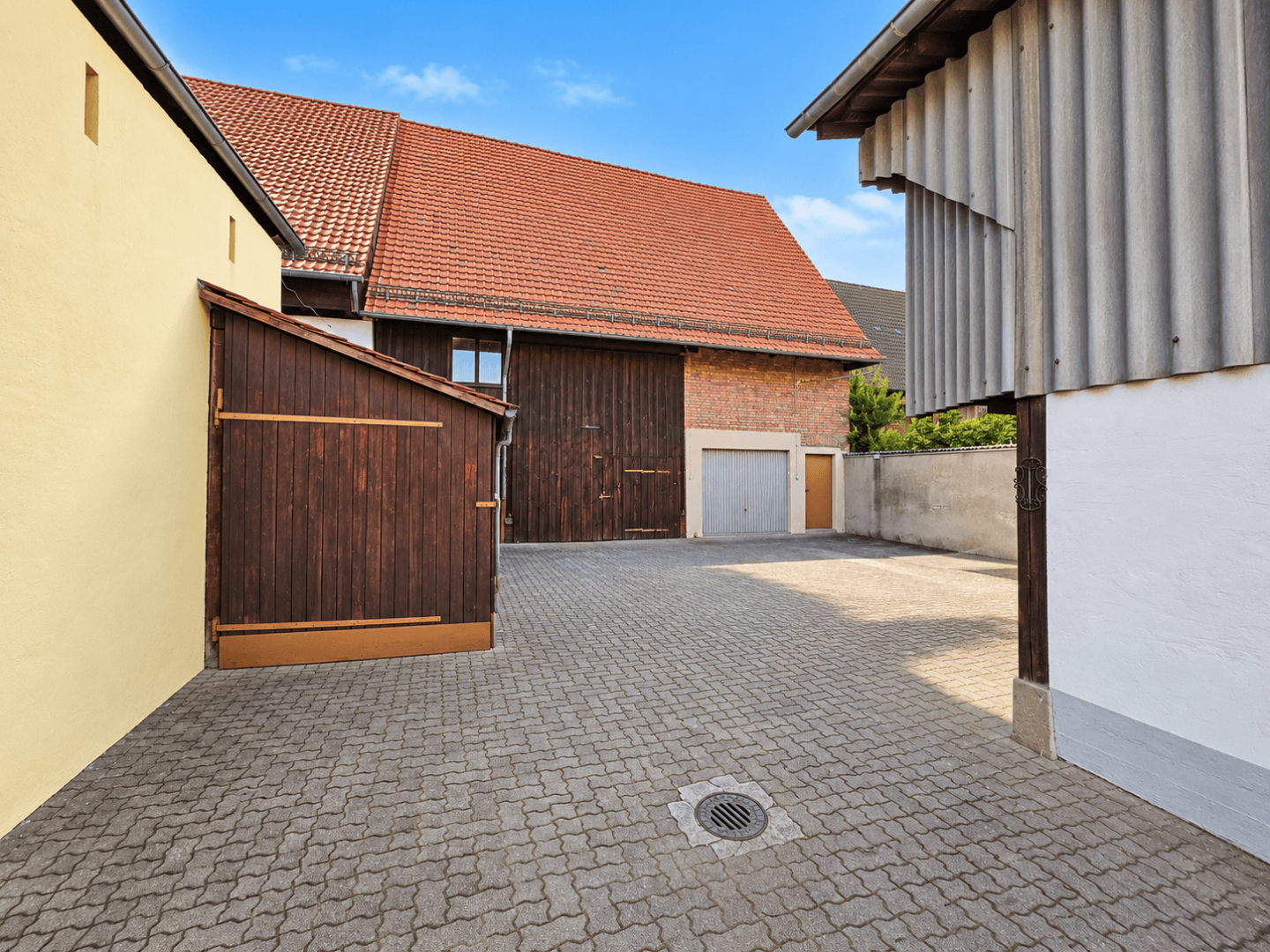 Hof mit Schuppen und Scheune